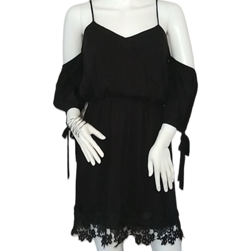 🌟🆕 Off Shoulder Lace Hem Dress